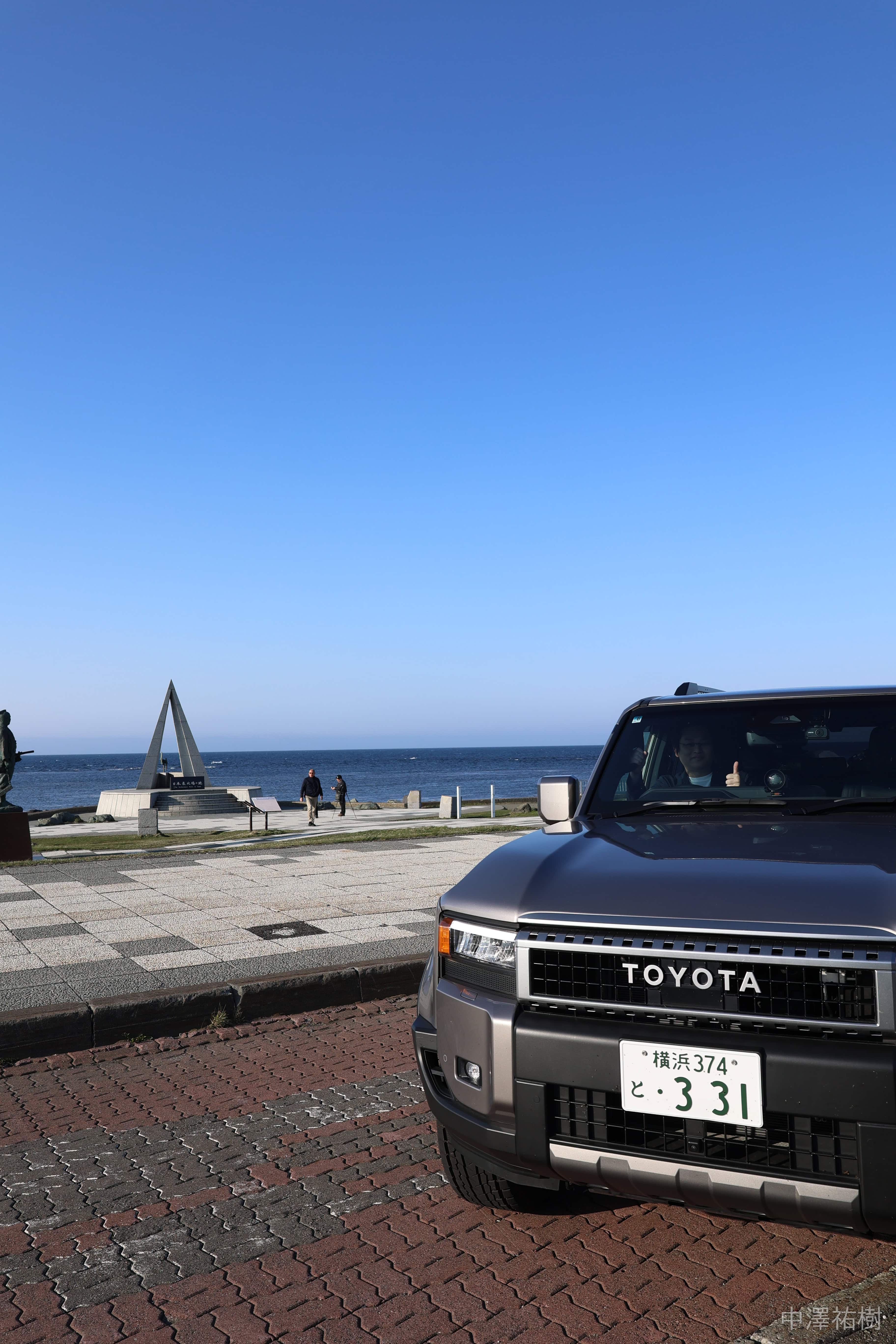 114.宗谷岬・ランドクルーザーと海（縦構図）