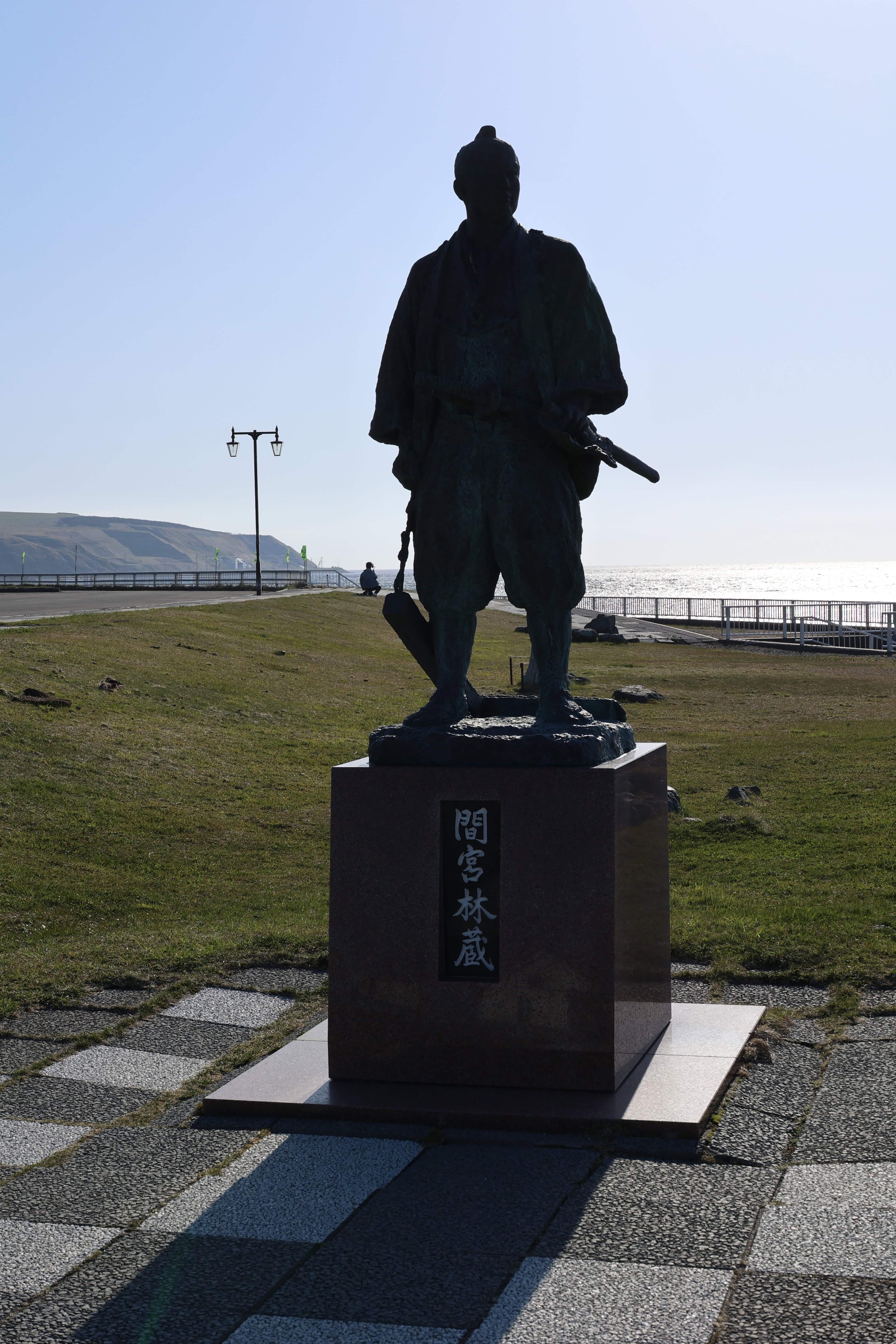 72.宗谷岬・銅像（間宮林蔵像のシルエット）
