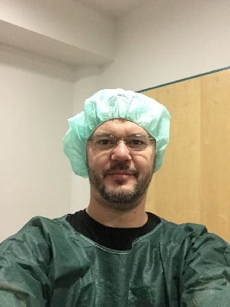 Ich, kurz vor der OP (anschließend desinfiziere ich meine Hände vor dem Augen lasern)