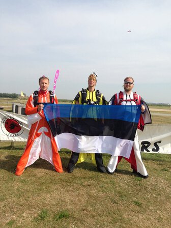 Tiibkostüümides Insecta Volucri liikmed Hollandis Artistic WIngsuit Competition'il. Vasakult: kaameramees Väino Ellamik, artistid Miikka Sakari Oksanen ja Ahti Legonkov.