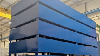Estructuras modulares de acero pintadas en azul industrial en las instalaciones de Talleres Jesús Valero.