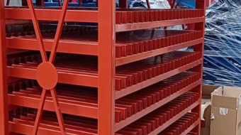 Estructuras de racks metálicos de acero en bruto tras el proceso de soldadura en el taller de calderería de Talleres Jesús Valero.