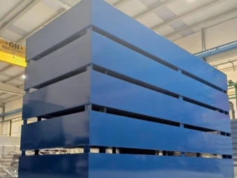 Estructuras modulares de acero pintadas en azul industrial en las instalaciones de Talleres Jesús Valero.