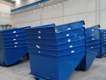 Lote de tolvas y contenedores industriales metálicos pintados en azul