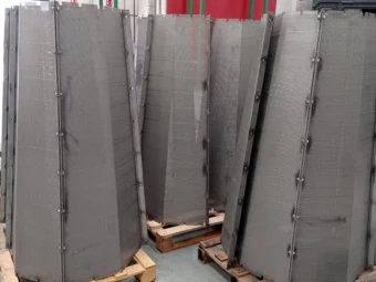 Módulos cónicos de chapa perforada plegada sobre palets en el taller de Talleres Jesús Valero, listos para pintura.