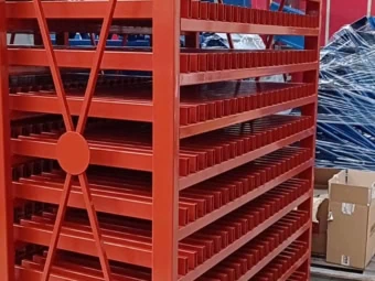Estructuras de racks metálicos de acero en bruto tras el proceso de soldadura en el taller de calderería de Talleres Jesús Valero.