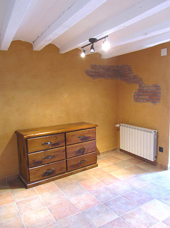 Revestiment d'argila en parets i esmaltat de portes i bigues