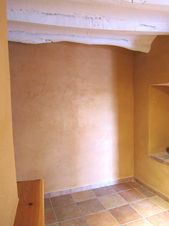 Revestiment d'argila en parets i esmaltat de portes i bigues