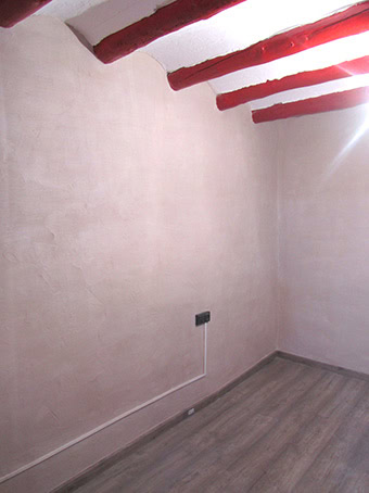 Revestiment d'argila en parets i esmaltat de portes i bigues