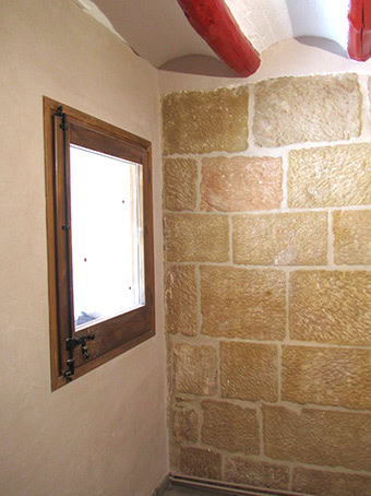 Revestiment d'argila en parets i esmaltat de portes i bigues