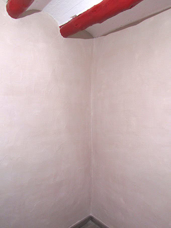 Revestiment d'argila en parets i esmaltat de portes i bigues