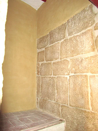 Revestiment d'argila en parets i esmaltat de portes i bigues