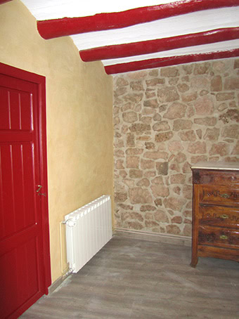 Revestiment d'argila en parets i esmaltat de portes i bigues