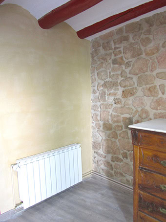 Revestiment d'argila en parets i esmaltat de portes i bigues