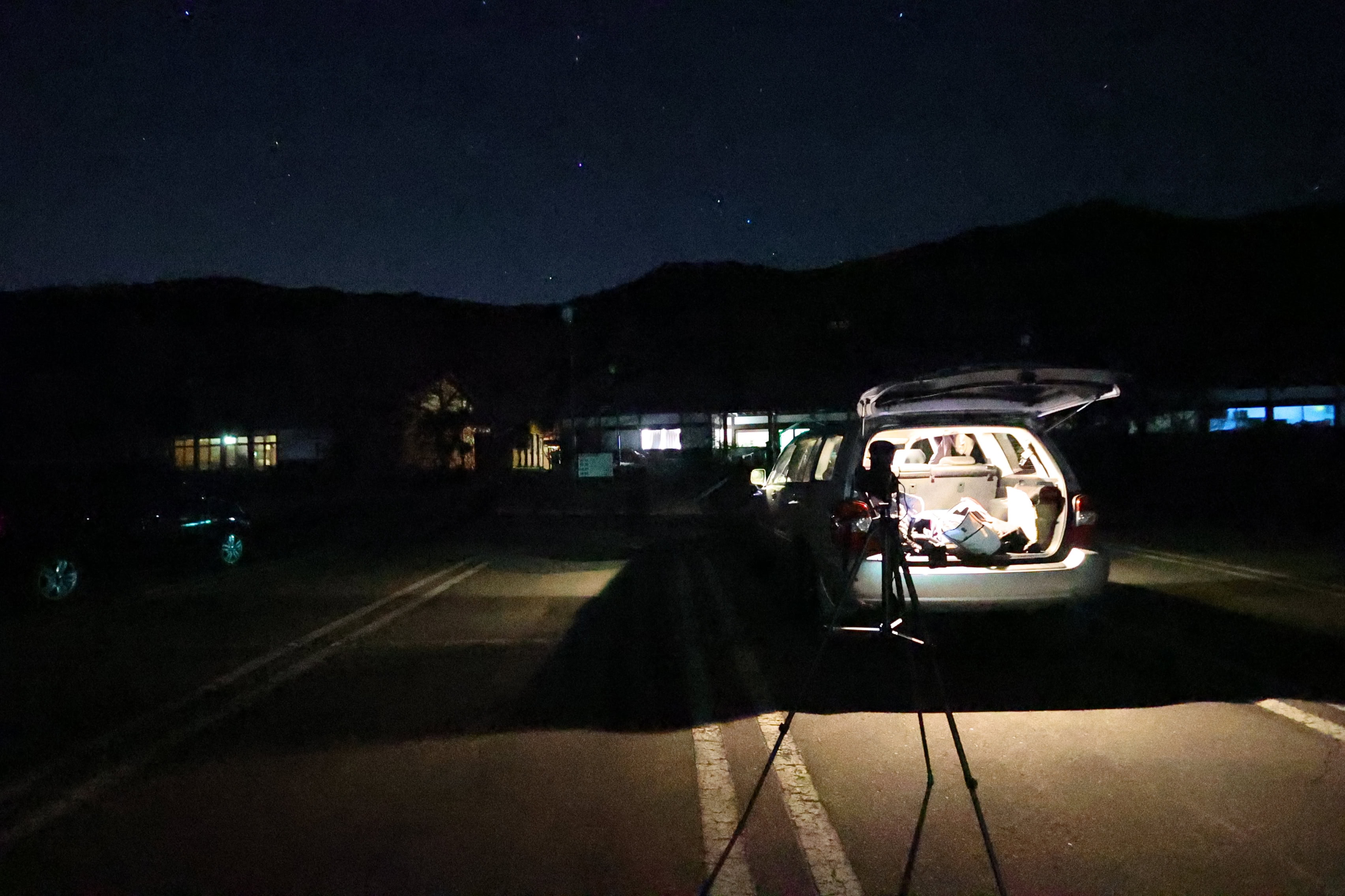 車と撮影機材、ISO102400、16mm