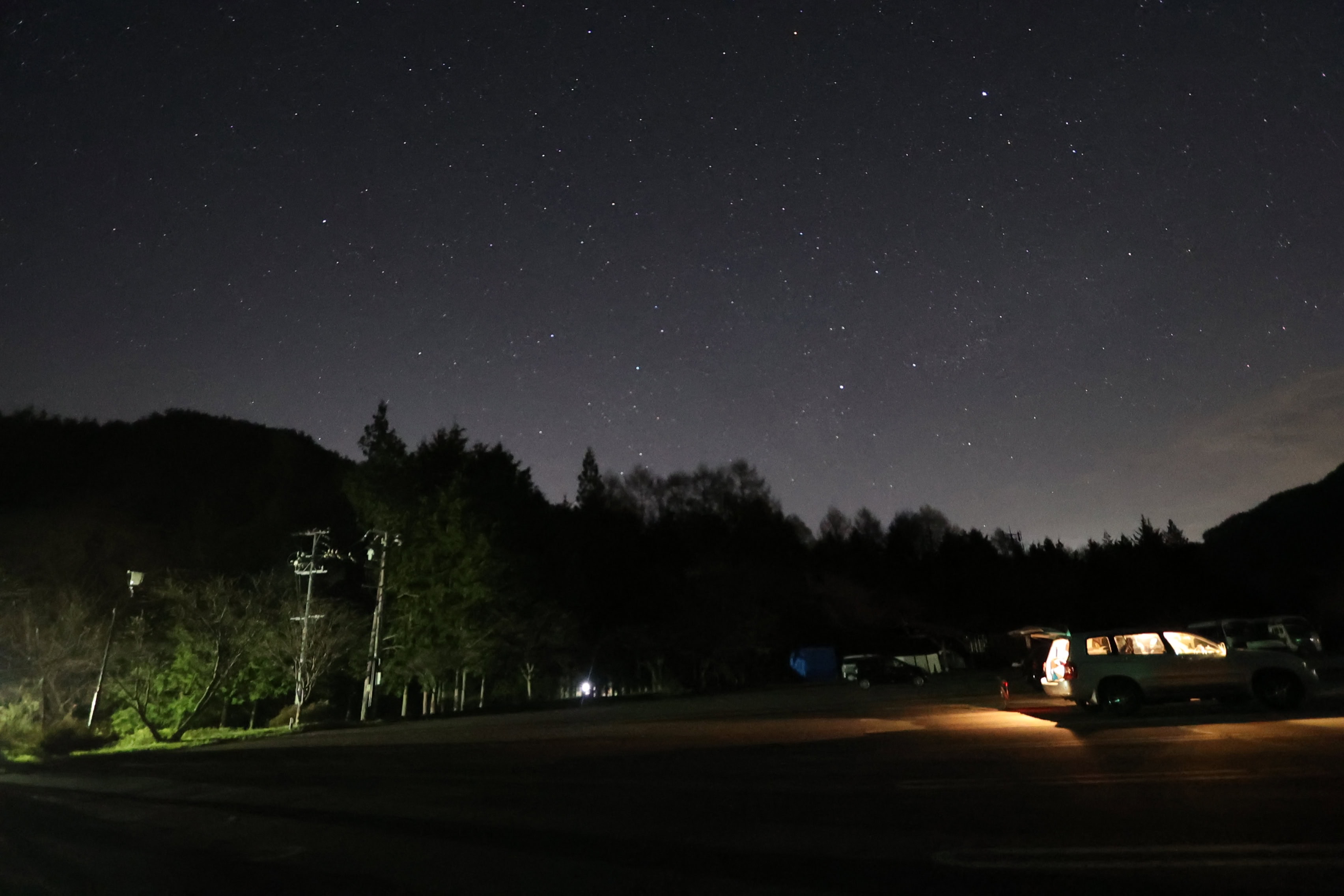 星空と山、車の室内灯、ISO20000、16mm