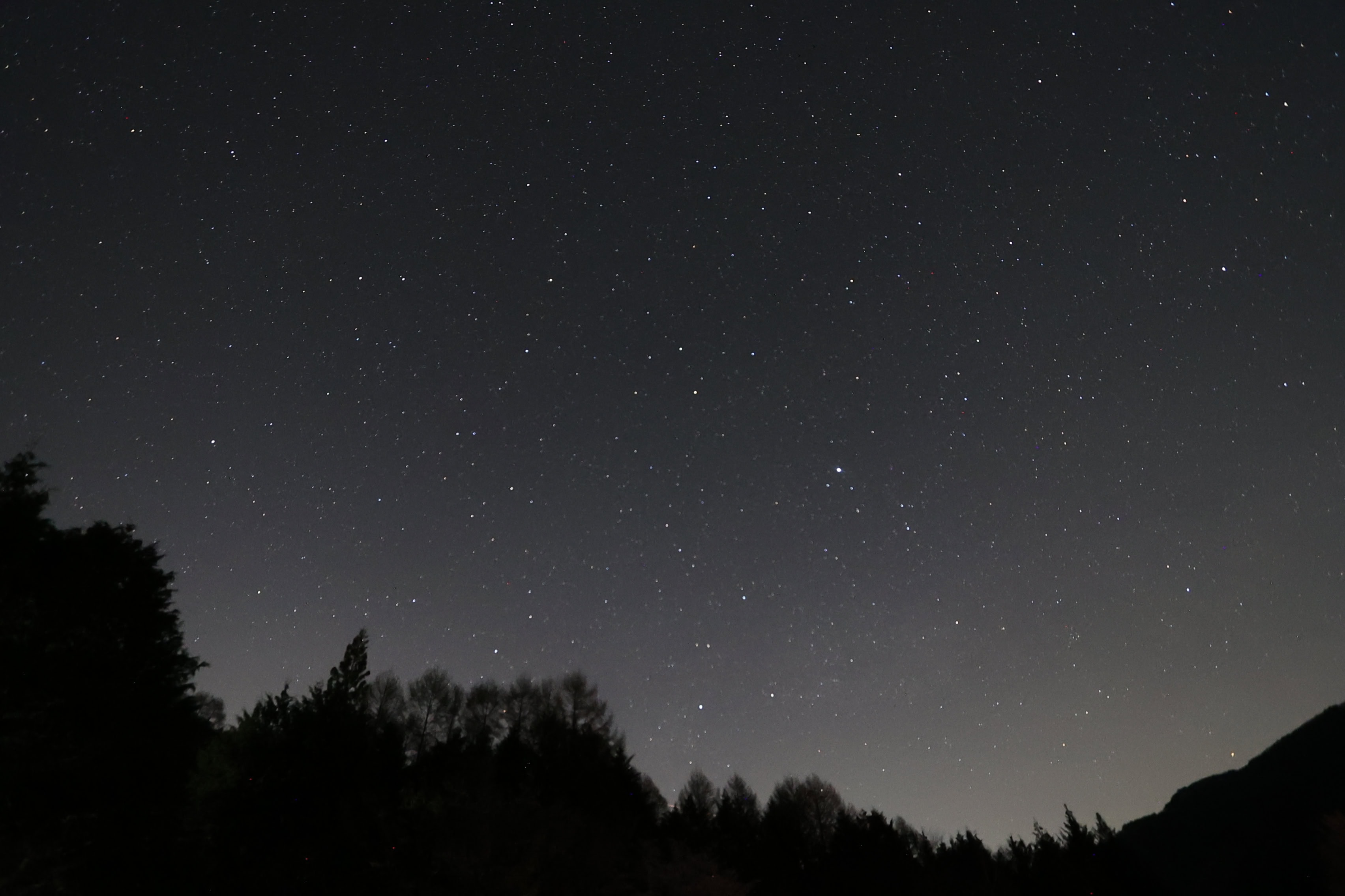 露出15秒、星空と山、ISO6400、16mm