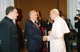 البابا يوحنا بولس الثاني و ميخائيل غورباتشوف