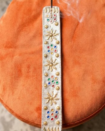 Porte-encens artisanal indien en bois – 26 cm – Décor argenté et pierres colorées
