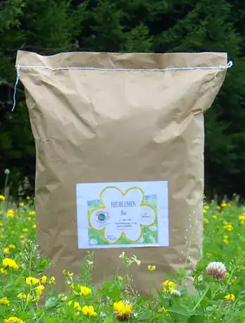 Bio-Heublumen 5kg Sack auf blühender Wiese