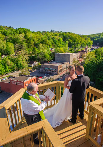 eureka springs wedding at the 1905 Basin Park Hotel Rooftop