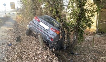 Auto im Graben. Verkehrsunfall.
