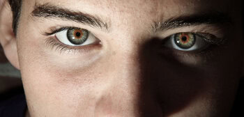 Gamble on your opponent’s gaze if you want to win blackjack