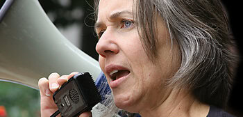 Standing up for beliefs in face of group opposition can have positive psychological effects
