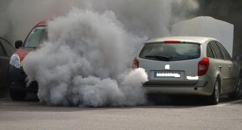 Depuis le 29 décembre dernier, l'air est pollué aux particules fines à Tarbes. L'Observatoire de l'Air lance une nouvelle alerte. Les pouvoirs publics n'ont toujours pas pris des mesures astreignantes à l'égard des automobilistes. Malgré les émissions de particules fines sur l'autoroute, les routes départementales et nationales, dans les rues de Tarbes ou Lourdes, nulle mesure n'a été prise au 9e jour de pollution sur le département des Hautes-Pyrénées. inertie coupable Ainsi les habitants des Hautes Pyrénées et de Tarbes vont encore subir une journée de pollution ce vendredi. Malgré les alertes et préconisations lancées par l'Organisation Mondiale de la Santé. Cette nouvelle alerte lancée par l'Observatoire de l'Air ORAMIP concerne les villes de Tarbes, Lourdes et tout le département ce vendredi : les niveaux de concentrations en particules en suspension (PM10) seront une nouvelle fois supérieure à 50 microgrammes par mètre cube (µg/m3). Cet épisode de pollution, débuté le 29 décembre 2016, est dû à la conjonction de plusieurs facteurs expliquent les spécialistes : des émissions locales de particules importantes, des conditions météorologiques particulièrement stables qui ne favorisent pas la dispersion et enfin le relief du territoire qui confine les polluants dans les vallées.