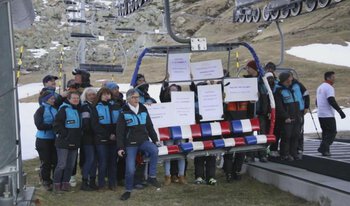 La Mongie, le siège réservé à Macron démonté par les saisonniers en colère