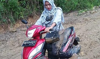 curhatan-guru-karena-jalanan-jelek