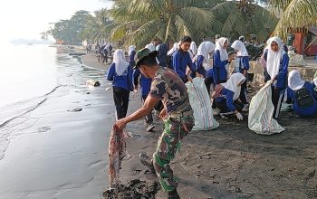 Koramil Tobelo dan Warga Bersihkan Pantai, Siswa SMK Mia Bato Turut Bergerak