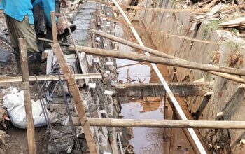 Proyek Turap Rp528 Juta di Jatinegara Disorot, Pekerjaan Berlangsung Saat Saluran Masih Tergenang