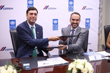 josé antonio cabrera, director general cemex, rd, pr y haití junto a xavier hernández, representante residente adjunto del pnud