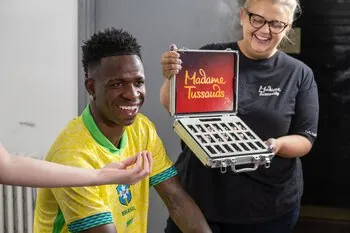 Vinícius Jr. llega a Orlando… en cera: Madame Tussauds exhibe la figura del astro brasileño durante la fiebre mundialista