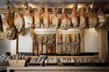 Pierre Sajous ouvre un comptoir du Porc Noir de Bigorre à Beaucens