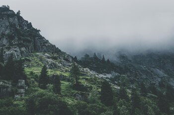 Mardi : Sous un flux d’ouest, les nuages seront plus tenaces et devraient se maintenir jusqu’en milieu de journée le long de la Garonne. Les températures minimales sont inférieures à 20 degrés. Dans l’après midi et sous le soleil le mercure remonte jusqu’à 30 degrés. Risque d’orages en soirée notamment le long des Pyrénées. Fortes chaleurs en fin de semaine Mercredi : Temps plus mitigé. Si le soleil domine et les températures sont orientées à la hausse avec des maximales de 32 ou 33 degrés annoncées, quelques averses orageuses sont possibles dès l’après midi. La nuit de mercredi à jeudi, les températures restent supérieures à 21 ou 22 degrés. Jeudi et fin de semaine : Retour d’un temps caniculaire dès jeudi avec des températures maximales qui remontent à 35 degrés. Cette tendance s’amplifie encore les jours suivants, il est prévu 36 vendredi et 35 samedi.