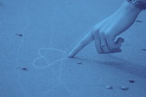 Christine Bonheure van C'bon biedt haar diensten copywriting aan met liefde, een getekend hart in het zand is daarvan het bewijs