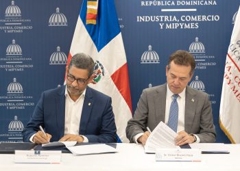 Augusto Ramírez y Víctor Bisonó firman acuerdo. | Fuente externa.