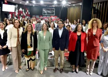 Autoridades y representante del sector privado durante el panel "Buenas Prácticas de Género en Recursos Humanos para Empresas, Organizaciones y la Academia".
