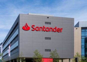 Santander redujo costes y mejoró su eficiencia operativa durante el primer semestre del año.