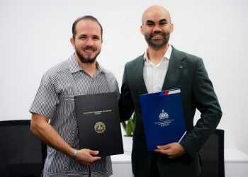 Claudio Caamaño Vélez y Luis Bienvenido Gómez Luciano encabezaron la firma del convenio interinstitucional.