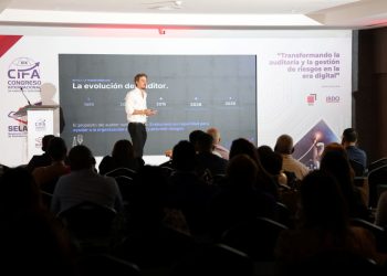 Marasca explicó que la IA permite automatizar tareas repetitivas, detectar patrones y emitir alertas tempranas sobre posibles anomalías.