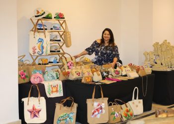 Daly del Castillo interviene a mano las Lazy Susan para convertirlas en piezas de arte funcional.