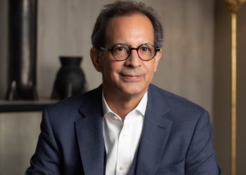 Camarena es cofundador de Alpha Puesto de Bolsa y del Mercado Electrónico Dominicano (MED).
