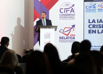 Víctor Bautista explicó que IA representa una herramienta para fortalecer capacidad de respuesta ante crisis.