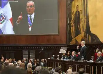 El presidente explicó que los avances en la rehabilitación de los acueductos y en la construcción de nuevas infraestructuras, como los acueductos de La Cuaba (Pedro Brand) y San Antonio de Guerra, beneficiarán a más de 70,000 personas.