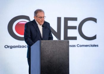 Ernesto Martínez destacó el papel estratégico del comercio en la economía nacional.