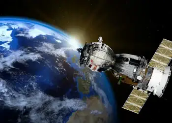 La tecnología satelital permite conocer en tiempo real la actividad de las flotas pesqueras en los océanos.