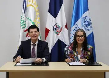 Julio Virgilio Brache Álvarez, presidente de la Fundacion Rica, y Ana María Díaz, representante residente del PNUD.